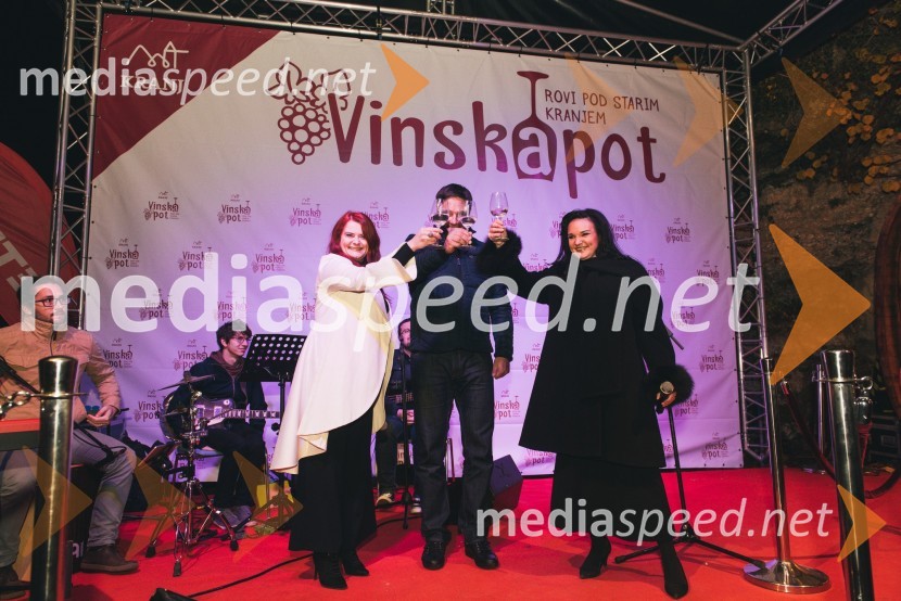  Monika Tavčar, moderatorka, Radio 1;  Boštjan Trilar, župan mestne občine Kranj;  Alenka Gotar, operna pevkaŽupanov VIP sprejem na Vinski poti