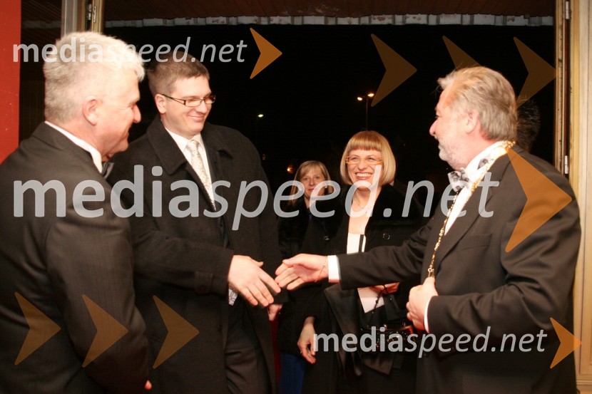 Rudolf Pfajfar, podžupan Kamnika, njegov sin Damjan in žena dr. Nadja Prajfar Križnič ter Tone Smolnikar, župan KamnikaŽupanov dobrodelni ples 2008