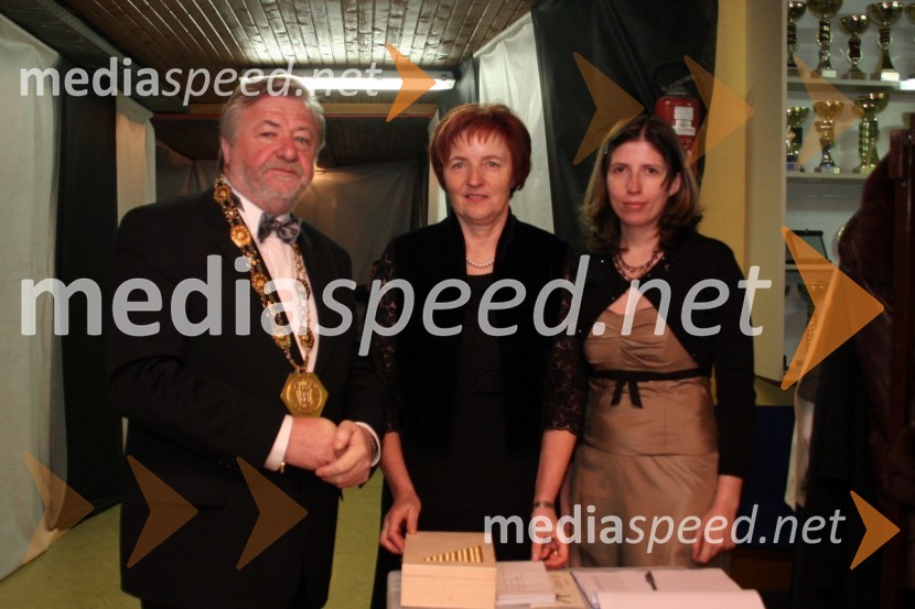 Tone Smolnikar, župan Kamnika, Marinka Mošnik, vodja svetniške skupine Lista Toneta Smolnikarja in Nina Klisarič, moderatorka spletni strani za-kamnik.siŽupanov dobrodelni ples 2008