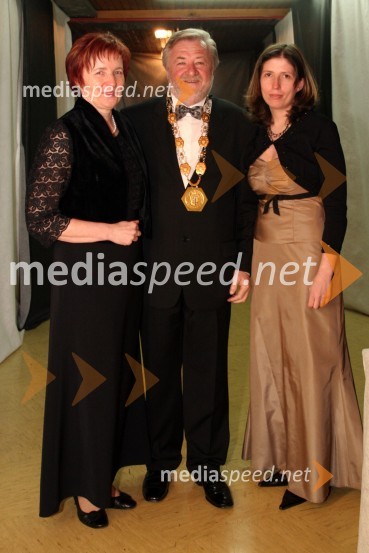 Marinka Mošnik, vodja svetniške skupine Lista Toneta Smolnikarja, Tone Smolnikar, župan Kamnika in Nina Klisarič, moderatorka spletni strani za-kamnik.siŽupanov dobrodelni ples 2008