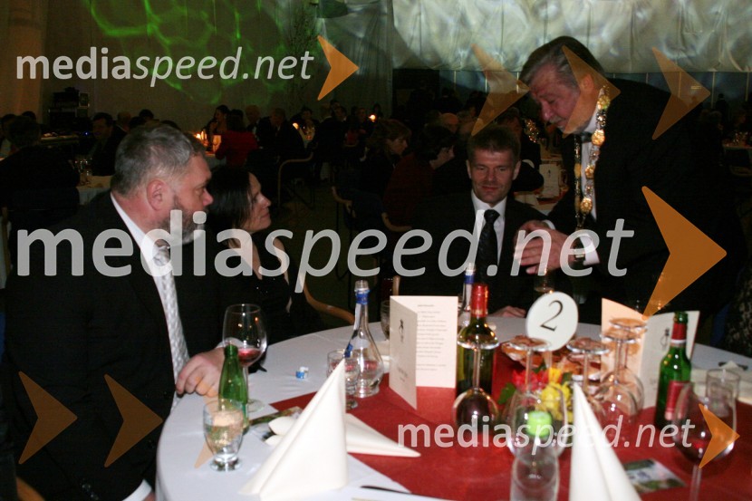 Toni Dragar, župan Domžal, Bojan Dremelj, predsednik uprave Telekom Slovenije s soprogo ter Tone Smolnikar, župan KamnikaŽupanov dobrodelni ples 2008