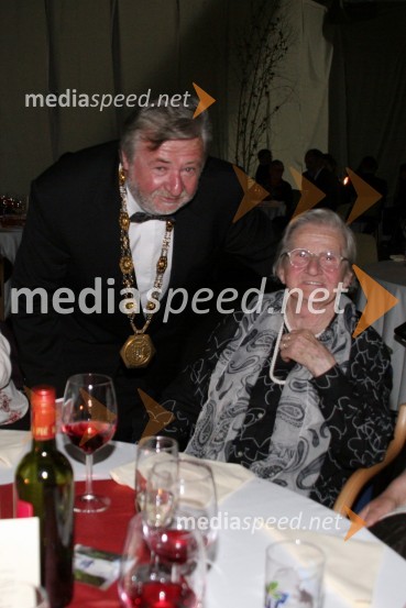 Tone Smolnikar, župan Kamnika in njegova mamaŽupanov dobrodelni ples 2008