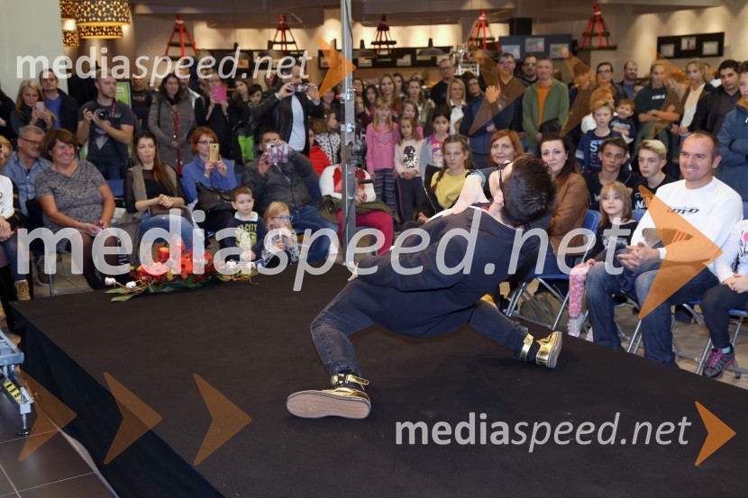  Jernej  Kozan, plesalecModna revija v trgovskem centru Park center Koper