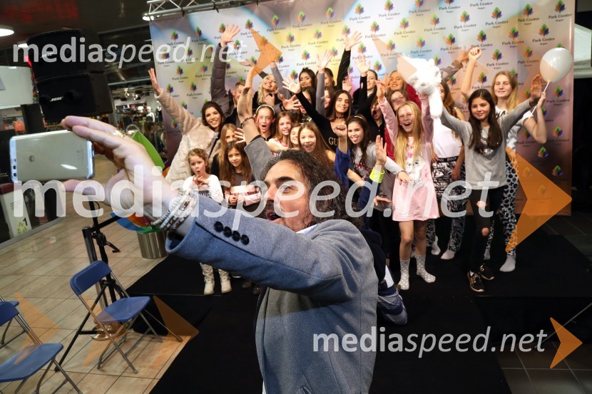  Tomaž Klepač, pevec, radijski voditeljModna revija v trgovskem centru Park center Koper