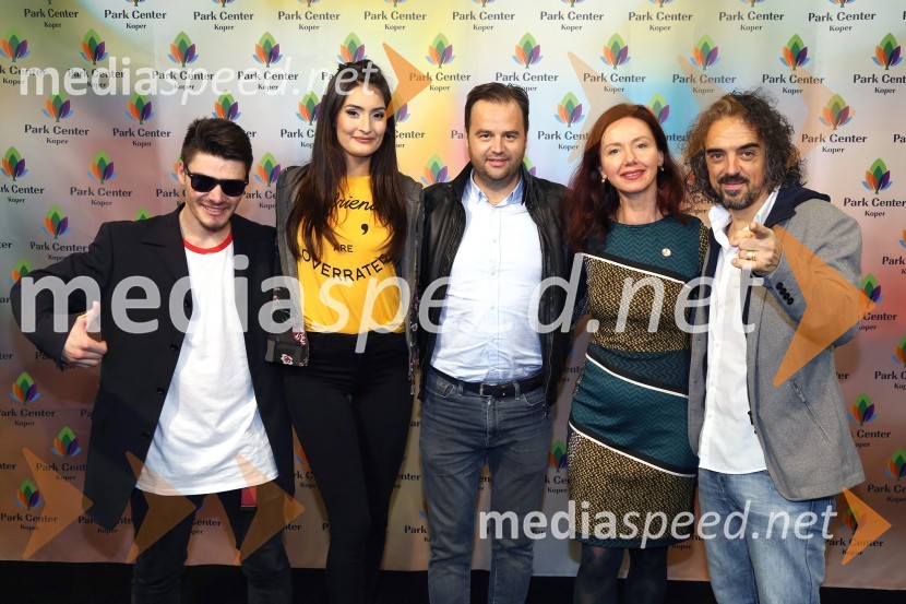  Jernej  Kozan, plesalec;  Klavdija Golija, Obraz Supernove 2015;  Damjan  Dekleva, marketing Park center;  Metka Klajderič Kobler, lastnica Vulcano models;  Tomaž Klepač, pevec, radijski voditeljModna revija v trgovskem centru Park center Koper