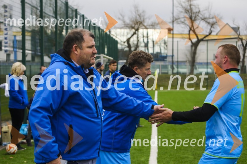  Sebastjan Rojs, selektor Vinske reprezentance Slovenije;  Danilo Steyer,   vinar, Steyer Vina; vinski vitez, predsednik Vinske reprezentance Slovenije;  Tomaž Ščurek, vina Ščurek, nogometaš Vinske reprezentance Slovenije Vinska reprezentanca Slovenije proti reprezentanci Nemčije, prijateljska nogometna tekma