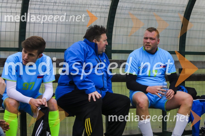  Jan Kramberger, nogometaš Vinske reprezentance Slovenije;  Miri  Maksimović, fizioterapevt Vinske reprezentance Slovenije;  Tomaž Ščurek, vina Ščurek, nogometaš Vinske reprezentance Slovenije Vinska reprezentanca Slovenije proti reprezentanci Nemčije, prijateljska nogometna tekma