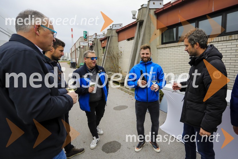  ... ;  ... ;  Stojan Ščurek, vinarstvo Ščurek, podpredsednik Vinske reprezentance Slovenije;  Gregor Leber Vračko,  nogometaš Vinske reprezentance Slovenije ;  ... Vinska reprezentanca Slovenije proti reprezentanci Nemčije, prijateljska nogometna tekma