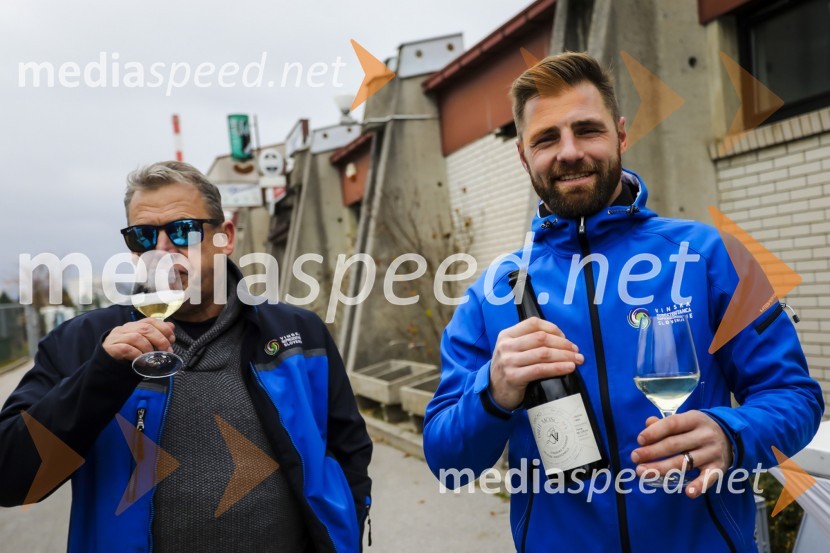  Stojan Ščurek, vinarstvo Ščurek, podpredsednik Vinske reprezentance Slovenije;  Gregor Leber Vračko,  nogometaš Vinske reprezentance Slovenije Vinska reprezentanca Slovenije proti reprezentanci Nemčije, prijateljska nogometna tekma