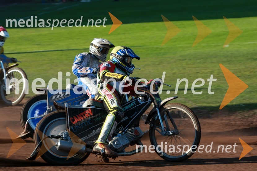 Denis Štojs (ST Lendava) v ozadju Matej Žagar (AMTK Ljubljana)SPEEDWAY DP posameznikov 2008 1. dirka, Skupina A