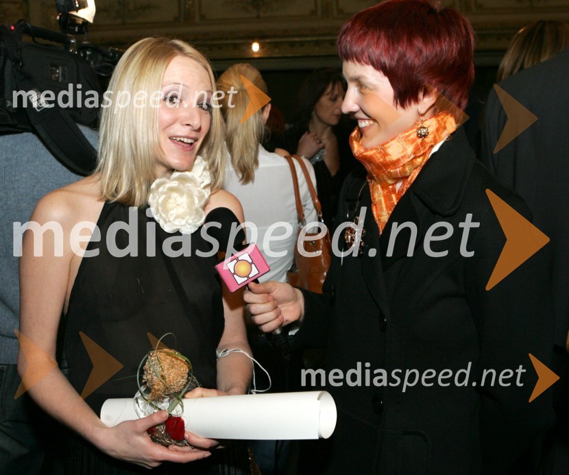 Mojca Mavec, novinarka na nacionalki in Anja Rebek, novinarka rubrike Družabna kronika v oddaji TLP na nacionalkiMojca Mavec, novinarka na TV Slovenija