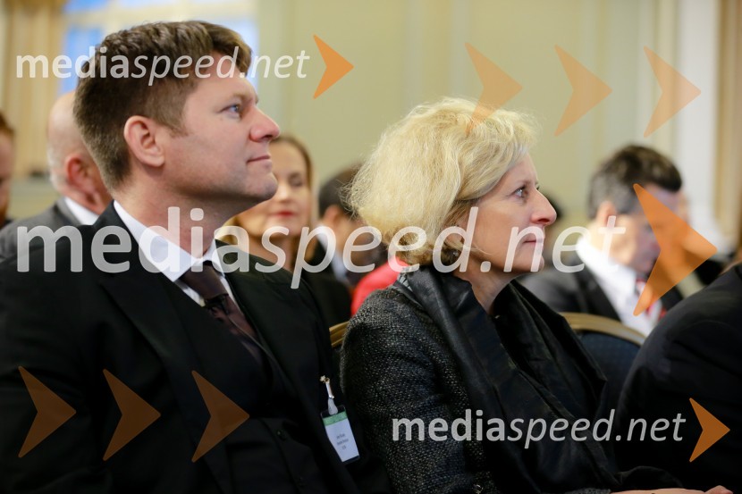  Janez  Škrubej, izvršni direktor Družbe za upravljanje terjatev bank (DUTB);  Jolanta Gabriel, direktorica, EBRD SlovenijaInvest in Slovenija, konferenca