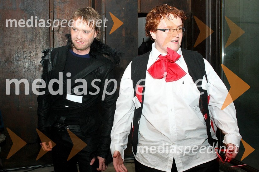 Grega Skočir, pevec skupine Big Foot Mama in Juš Milčinski, vnuk Frana Milčinskega JežkaPremiera predstave Mesto vzdihljajev