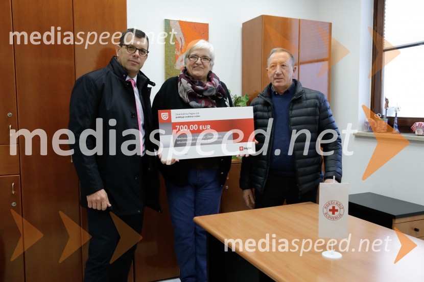  Aldo  Pucer, direktor območne enote Koper;  Irena Sirotič Dobrila, predsednica RKS - Območno združenje Koper ;  ... Predaja donacije Rdeči križ Koper