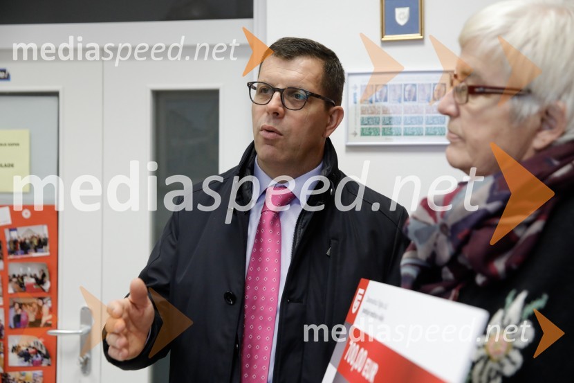 Aldo  Pucer, direktor območne enote KoperPredaja donacije Rdeči križ Koper