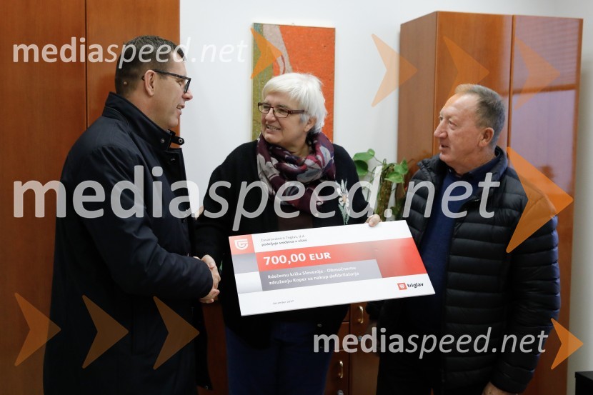  Aldo  Pucer, direktor območne enote Koper;  Irena Sirotič Dobrila, predsednica RKS - Območno združenje Koper ;  ... Predaja donacije Rdeči križ Koper