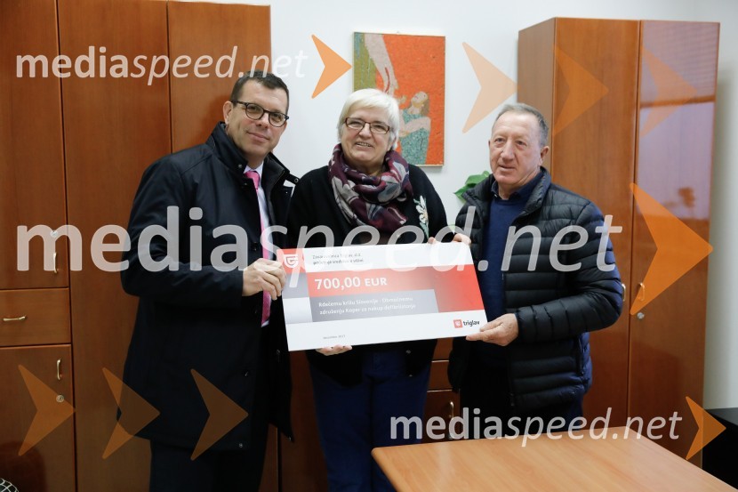  Aldo  Pucer, direktor območne enote Koper;  Irena Sirotič Dobrila, predsednica RKS - Območno združenje Koper ;  ... Predaja donacije Rdeči križ Koper