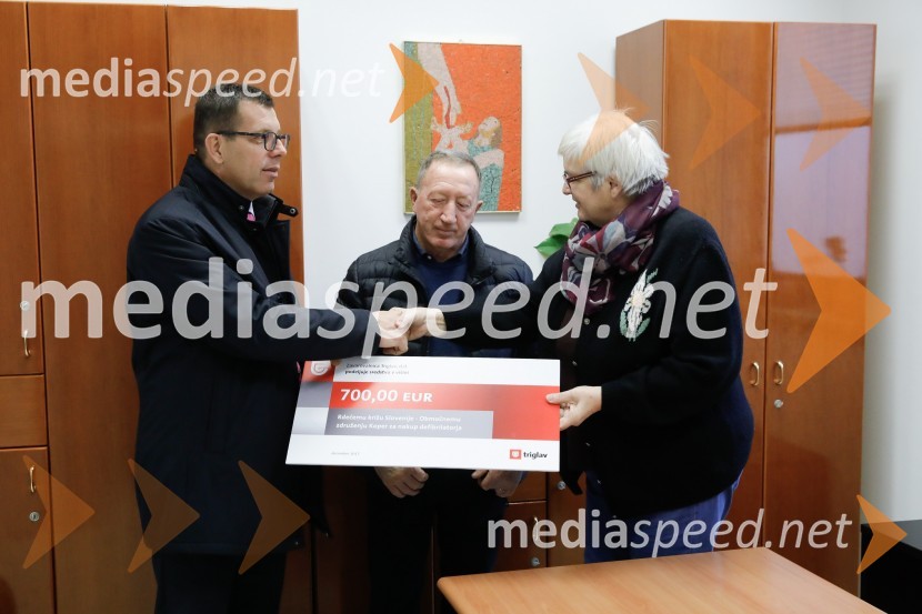  Aldo  Pucer, direktor območne enote Koper;  ... ;  Irena Sirotič Dobrila, predsednica RKS - Območno združenje Koper Predaja donacije Rdeči križ Koper