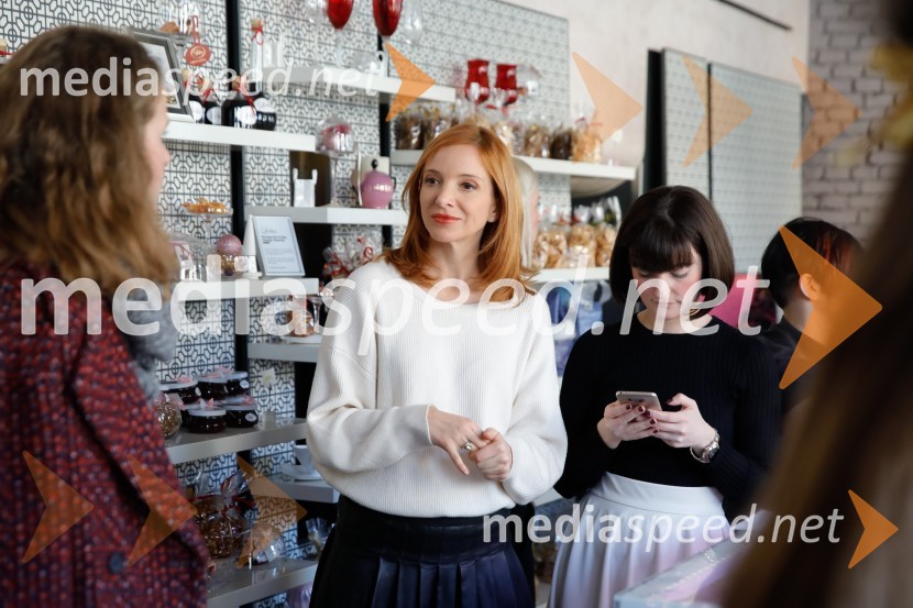  Mojca Mavec, voditeljicaPredstavitev nove kozmetične linije Barnängen