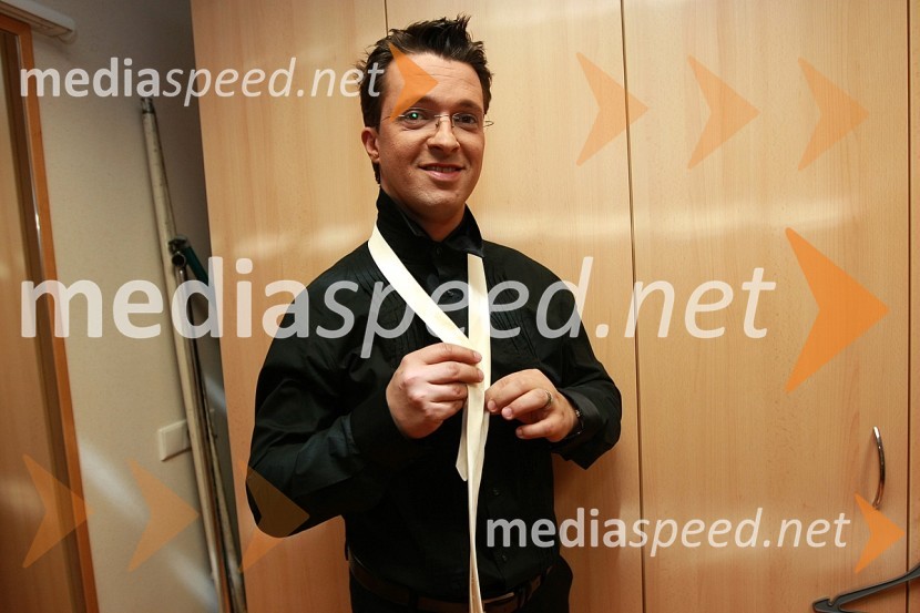 Andrej Hofer, glasbeni urednik na TV Slovenija in voditelj festivalaSlovenska polka in valček 2008