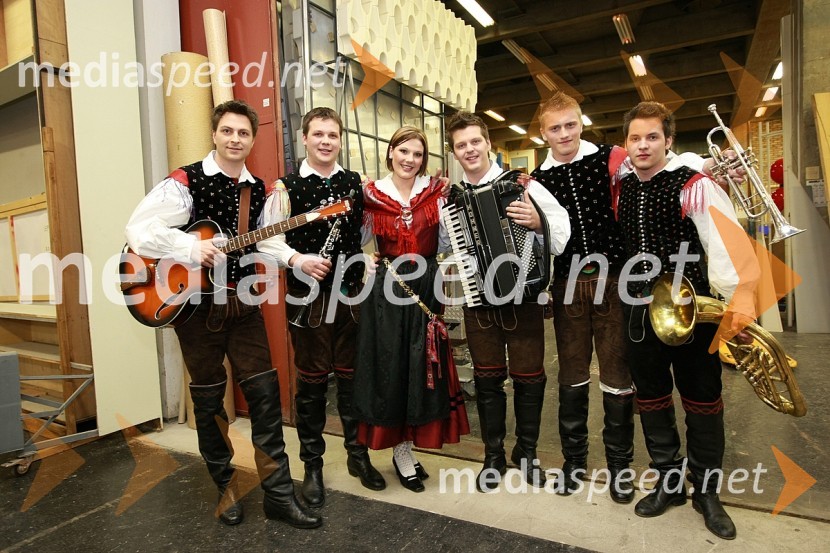 Ansambel Veseli svatje: Klemen Arh, Dejan Dobovišek, Anita Kadenšek, Blaž Šenk, Jaka Sadek in Nejc DobovišekSlovenska polka in valček 2008