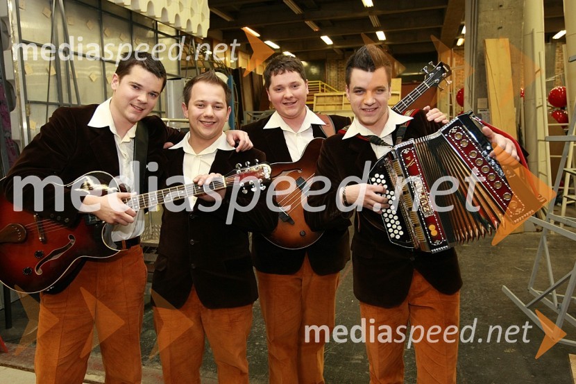 Ansambel Novi spomini: Denis Barbo, Jože Mikec, Rok Barbo in Klemen HribarSlovenska polka in valček 2008