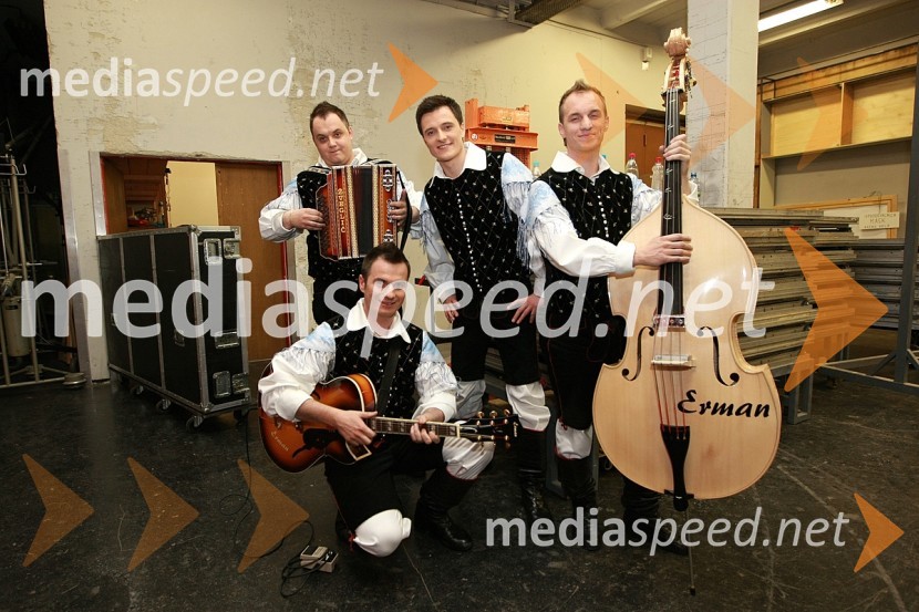 Ansambel Modrijani: Peter Oset (spredaj), Rok Švab, Blaž Švab in Franjo OsetSlovenska polka in valček 2008