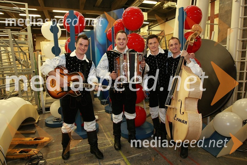 Ansambel Modrijani: Peter Oset (spredaj), Rok Švab, Blaž Švab in Franjo OsetSlovenska polka in valček 2008