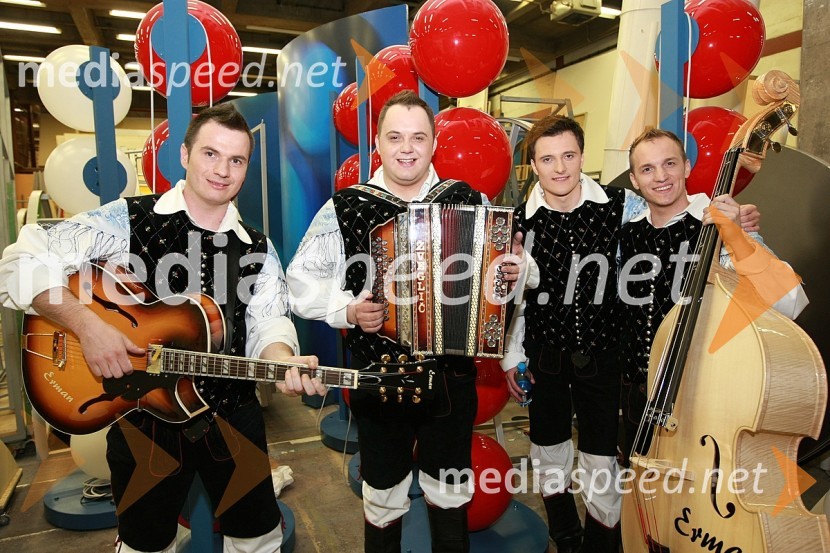 Ansambel Modrijani: Peter Oset (spredaj), Rok Švab, Blaž Švab in Franjo OsetSlovenska polka in valček 2008