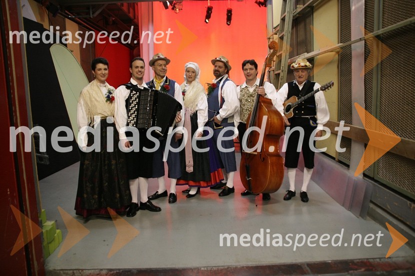 Ansambel Ano ur'co al' pej dvej: Marta Fabriš, Igor Zobin, Igor Košuta, Sara Jeblašček, Boris Košuta, Peter Kuk in Tulio MožinaSlovenska polka in valček 2008