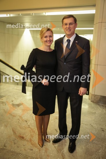  Mojca Stropnik, odvetnica; prof. dr. Miro Cerar, predsednik Vlade Republike SlovenijeDržavna proslava ob dnevu samostojnosti in enotnosti