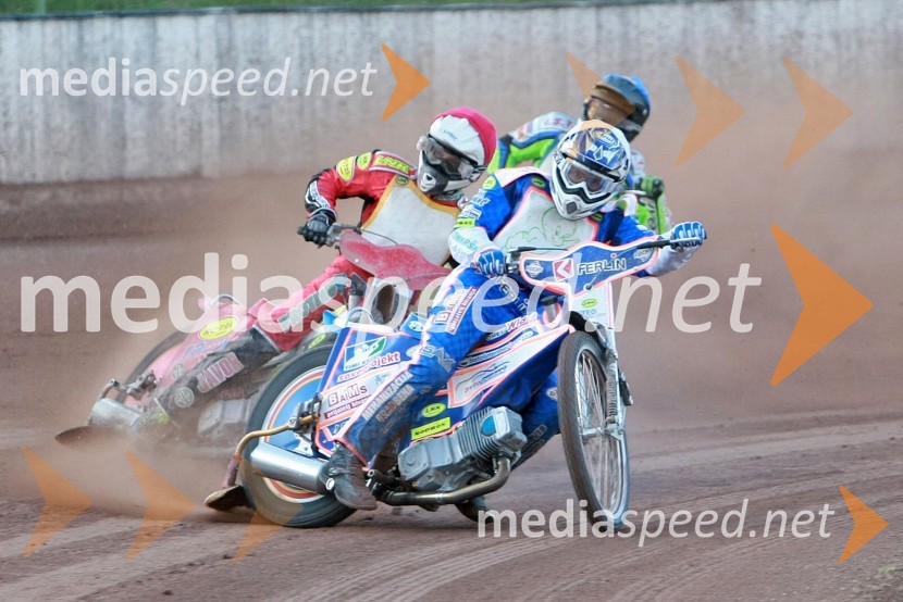 Aleksander Čonda (AMD Krško), Matija Duh (AMD Krško) in v ozadju  Maks Gregorič (AMTK Ljubljana)SPEEDWAY DP posameznikov 2008 2. dirka, Skupina A