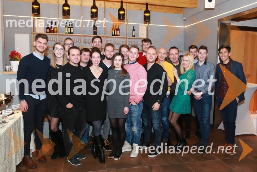  Jan Ljubec;  Petra  Letonja, Mediaspeed d.o.o.;  Nejc Zidarič, fotograf;  Sandi Fišer, fotograf, Mediaspeed;  Marko Vanovšek, fotograf;  Tomaž Ogrizek, FotoBox;  Andreja Breznik, Mediaspeed;  Martin Jesih, FotoBox;  Andreja  Barbarič;  Jernej Srebrnič, fotograf;  Vid Rotar, fotograf;  Bojan  Plankar, Simetric;  Anže Krže, fotograf;  Saša Despot, fotograf;  Borut  Cvetko, kreativni direktor, Mediaspeed;  Natalija Cvetko, vodja projektov, Mediaspeed;  Damijan Ljubec, Mediaspeed;  David Osterc;  Max Verderber, fotograf16. rojstni dan agencije Mediaspeed in prednovoletno druženje