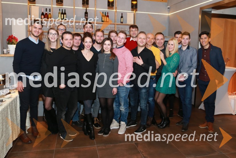  Jan Ljubec;  Petra  Letonja, Mediaspeed d.o.o.;  Nejc Zidarič, fotograf;  Sandi Fišer, fotograf, Mediaspeed;  Marko Vanovšek, fotograf;  Andreja Breznik, Mediaspeed;  Tomaž Ogrizek, FotoBox;  Martin Jesih, FotoBox;  Andreja  Barbarič;  Jernej Srebrnič, fotograf;  Vid Rotar, fotograf;  Bojan  Plankar, Simetric;  Anže Krže, fotograf;  Saša Despot, fotograf;  Borut  Cvetko, kreativni direktor, Mediaspeed;  Natalija Cvetko, vodja projektov, Mediaspeed;  Damijan Ljubec, Mediaspeed;  David Osterc;  Max Verderber, fotograf16. rojstni dan agencije Mediaspeed in prednovoletno druženje