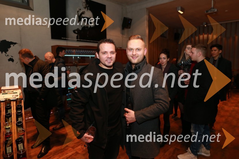  Sandi Fišer, fotograf, Mediaspeed;  Anže Krže, fotograf16. rojstni dan agencije Mediaspeed in prednovoletno druženje