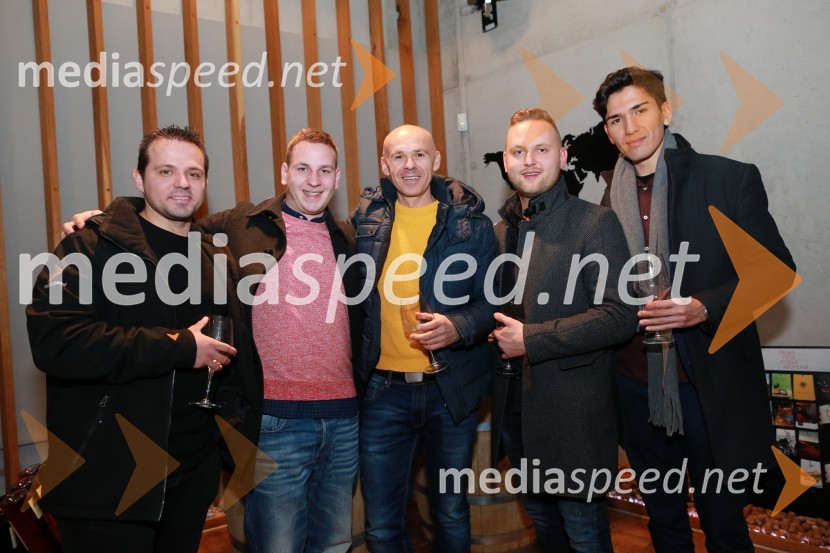  Sandi Fišer, fotograf, Mediaspeed;  Vid Rotar, fotograf;  Saša Despot, fotograf;  Anže Krže, fotograf;  Max Verderber, fotograf16. rojstni dan agencije Mediaspeed in prednovoletno druženje