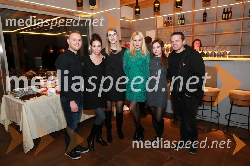  Anže Krže, fotograf;  Andreja Breznik, Mediaspeed;  Petra  Letonja, Mediaspeed d.o.o.;  Natalija Cvetko, vodja projektov, Mediaspeed;  Andreja  Barbarič;  Sandi Fišer, fotograf, Mediaspeed16. rojstni dan agencije Mediaspeed in prednovoletno druženje