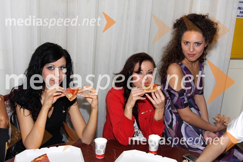 Mateja Bezjak, manekenka, Nataša Leimsner, manekenka in Tadeja Ternar, Miss Slovenije 2007 in povezovalka prireditveModna revija v Narodnem domu Maribor