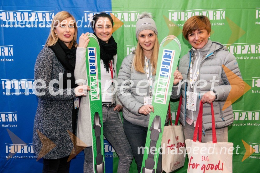  Katja  Janko Puh, vodja marketinga, s.Oliver;  Špela  Stropnik, marketing, s.Oliver;  Vanja Bele, asistenka za marketing Europarka;  Petra Romih, vodja marketinga Europarka54. Zlata lisica, nedelja, VIP druženje