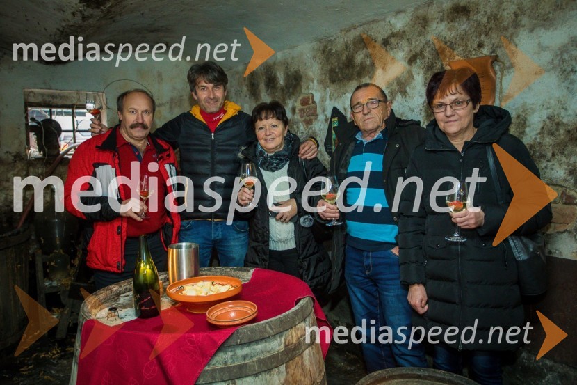  Stanko Erlač;  Robert Hafner, Vinogradništvo Hafner;  Sonja Erlač;  Peter Kep;  Petra KepObisk nagrajencev Slovenskih novic pri PUBEC vinarjih Leber, Hafner in Cvitanič