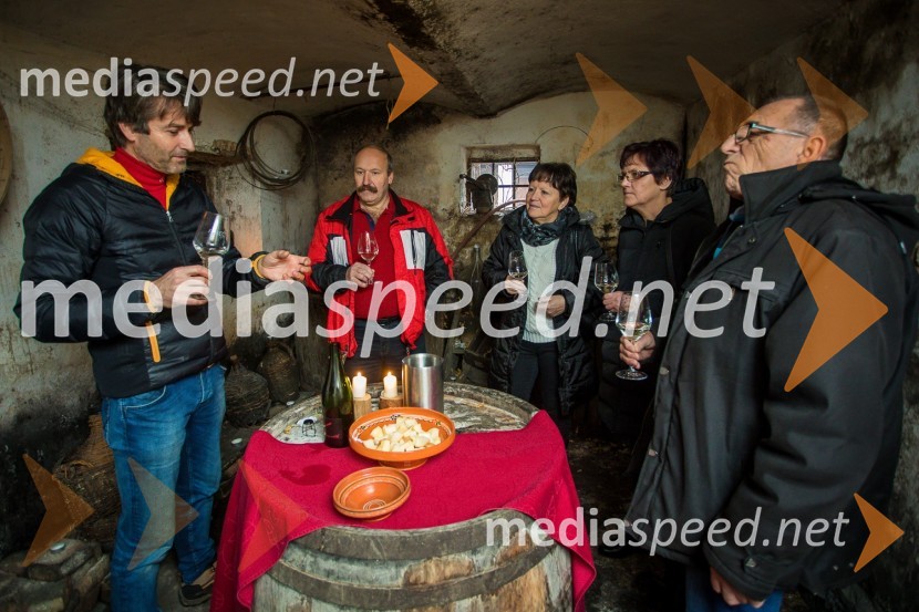  Robert Hafner, Vinogradništvo Hafner;  Stanko Erlač;  Sonja Erlač;  Petra Kep;  Peter KepObisk nagrajencev Slovenskih novic pri PUBEC vinarjih Leber, Hafner in Cvitanič