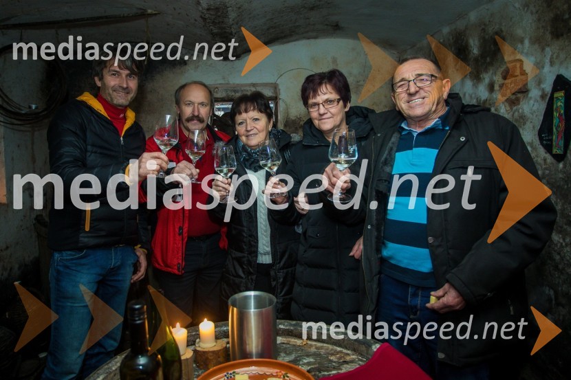  Robert Hafner, Vinogradništvo Hafner;  Stanko Erlač;  Sonja Erlač;  Petra Kep;  Peter KepObisk nagrajencev Slovenskih novic pri PUBEC vinarjih Leber, Hafner in Cvitanič