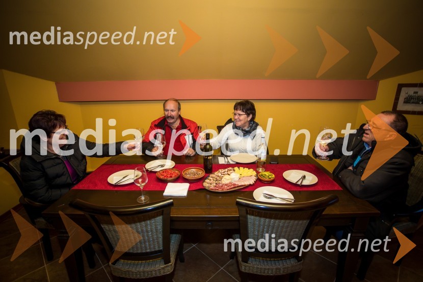  Petra Kep;  Stanko Erlač;  Sonja Erlač;  Peter KepObisk nagrajencev Slovenskih novic pri PUBEC vinarjih Leber, Hafner in Cvitanič