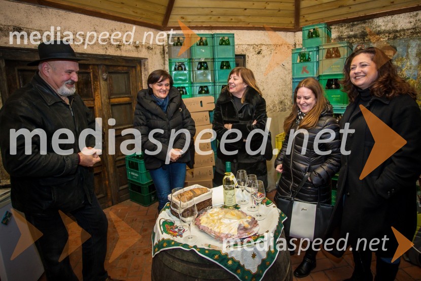  Jurij Cvitanič, Vinogradništvo Cvitanič;  Sabina Medeot;  Vojka Zagoranski;  Karmen Semler;  Aleksandra Bonetto SljivarObisk nagrajencev Slovenskih novic pri PUBEC vinarjih Leber, Hafner in Cvitanič