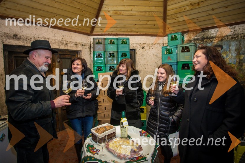  Jurij Cvitanič, Vinogradništvo Cvitanič;  Sabina Medeot;  Vojka Zagoranski;  Karmen Semler;  Aleksandra Bonetto SljivarObisk nagrajencev Slovenskih novic pri PUBEC vinarjih Leber, Hafner in Cvitanič