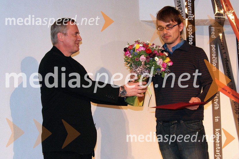 Boris Vugrinec, urednik fotografije pri Večeru in Matej Povše, fotoreporter Dnevnika in prejemnik novinarske nagradePodelitev novinarskih nagrad Društva novinarjev Slovenije