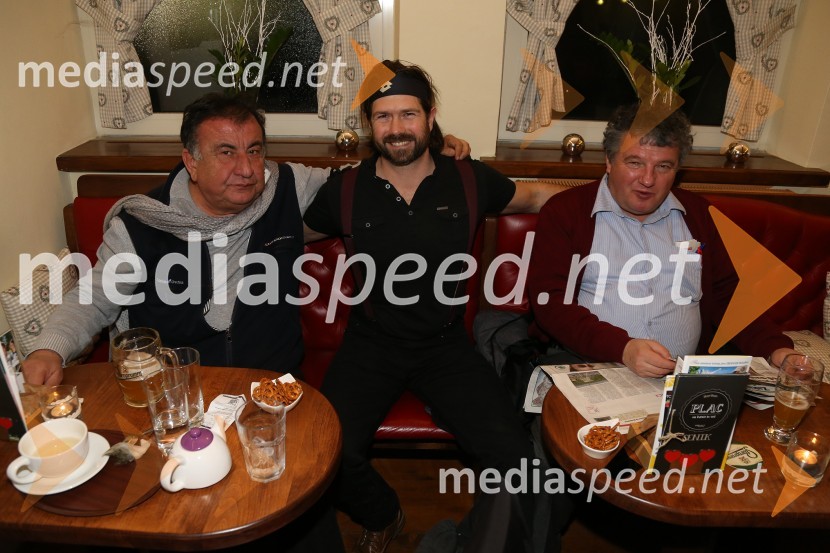  Melquart Mohamad  Bero;  Tilen Pusar, glasbenik;  Peter PlaninšecKoncert Tilena Pusarja v lokalu Plac kafe