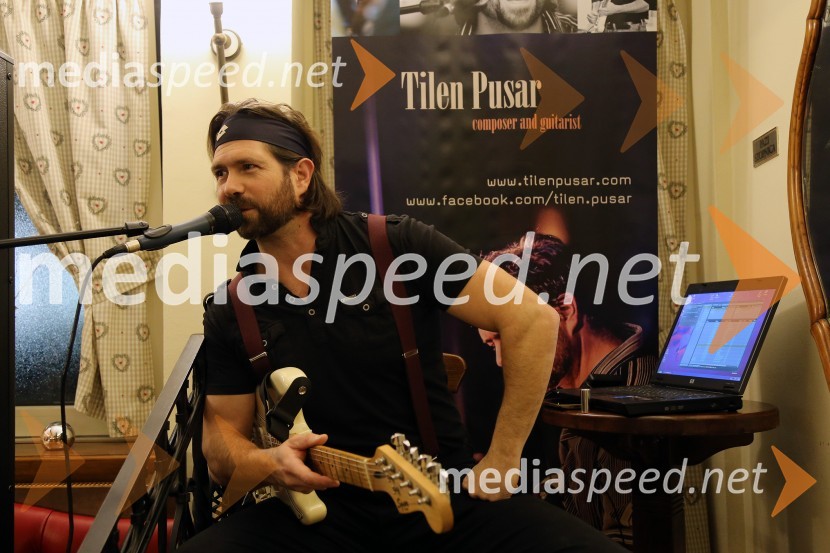  Tilen Pusar, glasbenikKoncert Tilena Pusarja v lokalu Plac kafe