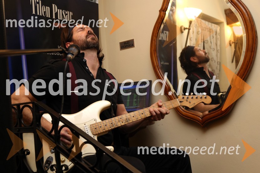  Tilen Pusar, glasbenikKoncert Tilena Pusarja v lokalu Plac kafe