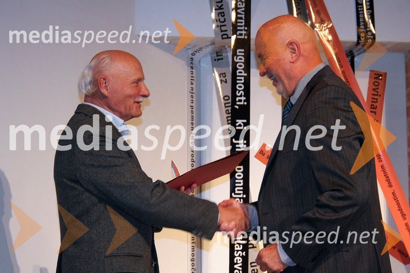 Jože Pogačnik, novinar, urednik in komentator Dnevnika in prejemnik lanske novinarske nagrade za življenjsko delo in Joco Žnidaršič, fotoreporter in urednik fotografije dnevnika Delo in prejemnik novinarske nagrade za življenjsko deloPodelitev novinarskih nagrad Društva novinarjev Slovenije